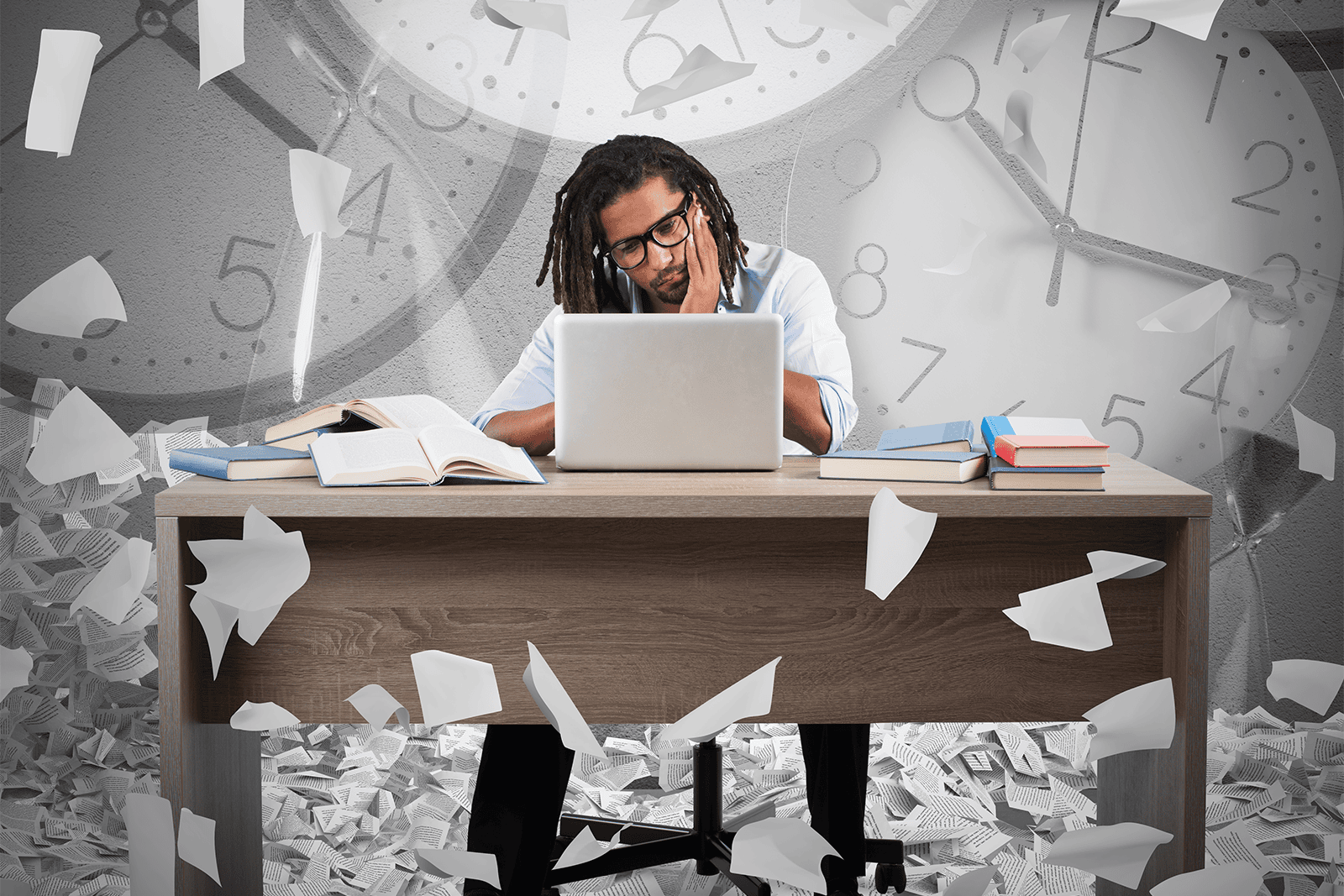 Man werkt gestrest aan bureau met papieren en klokken, stress, burn-out