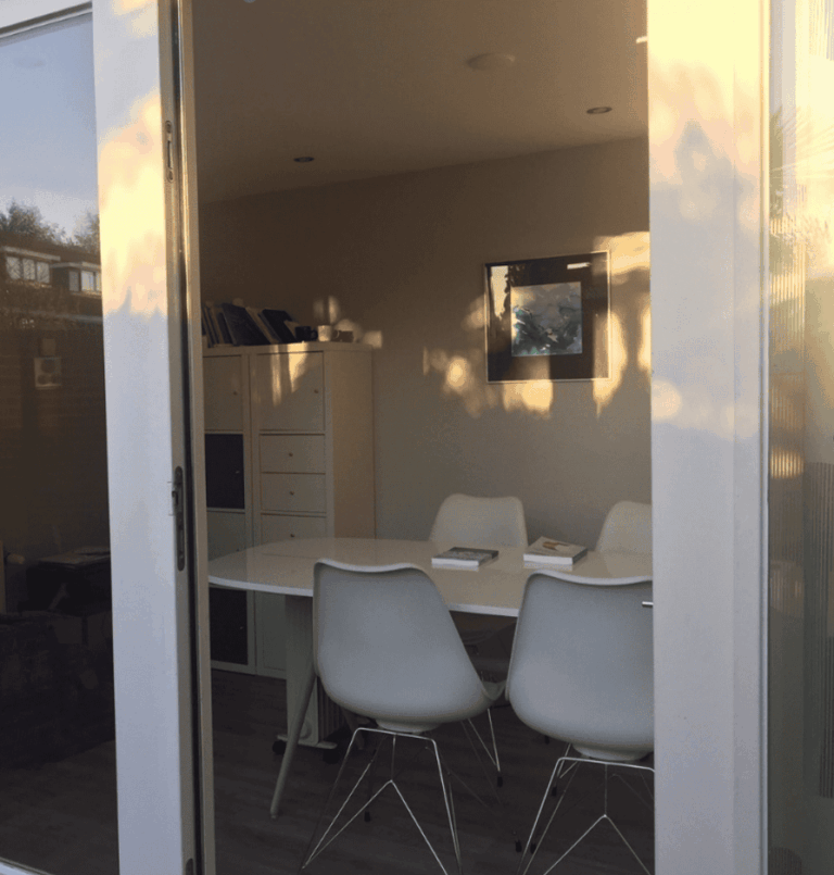 Moderne kantoorruimte met witte stoelen en tafel